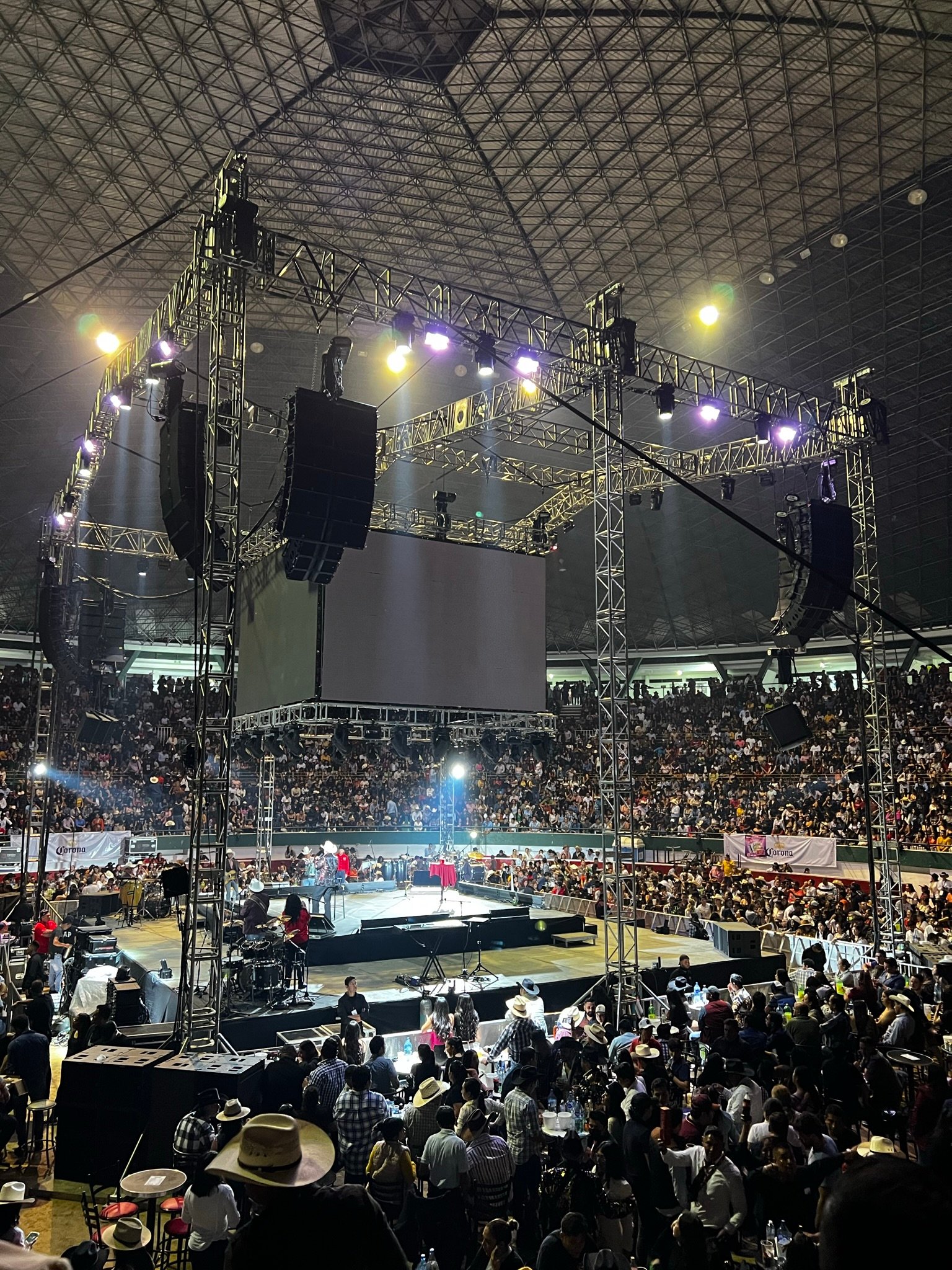 Escenario profesional con truss e iluminación