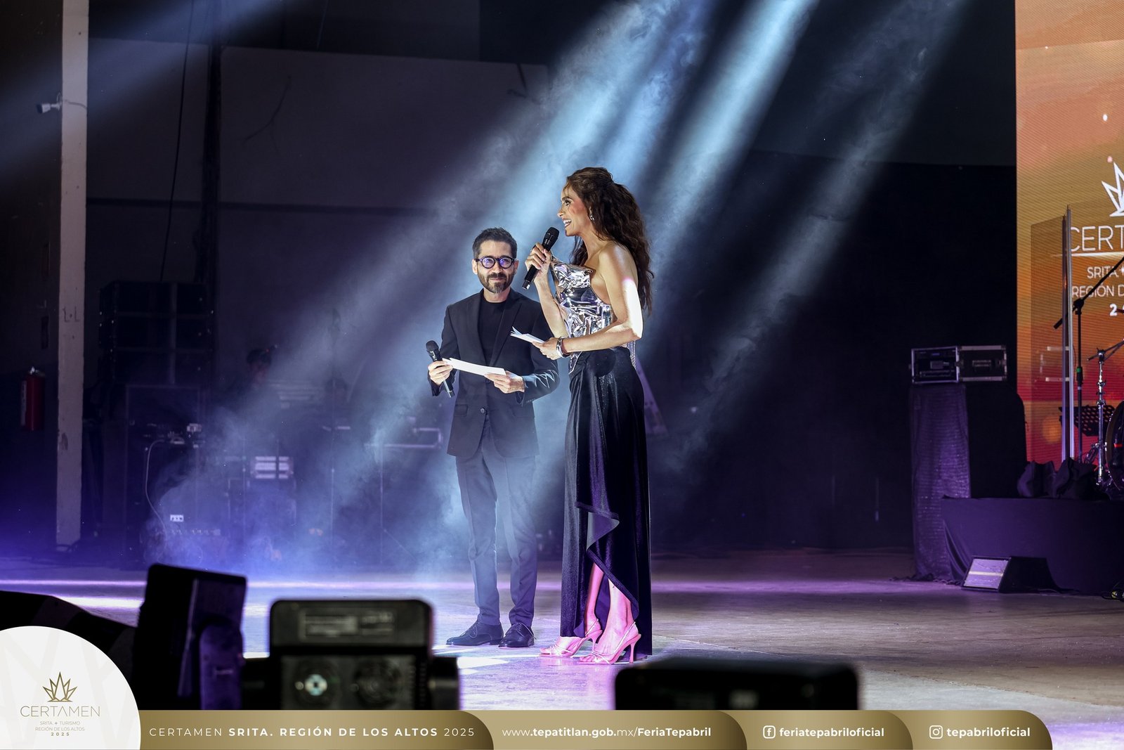 Conductor de evento con micrófono