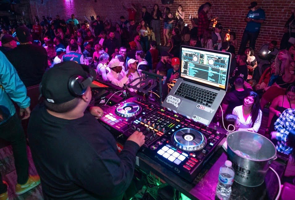 DJ profesional con luces de fiesta