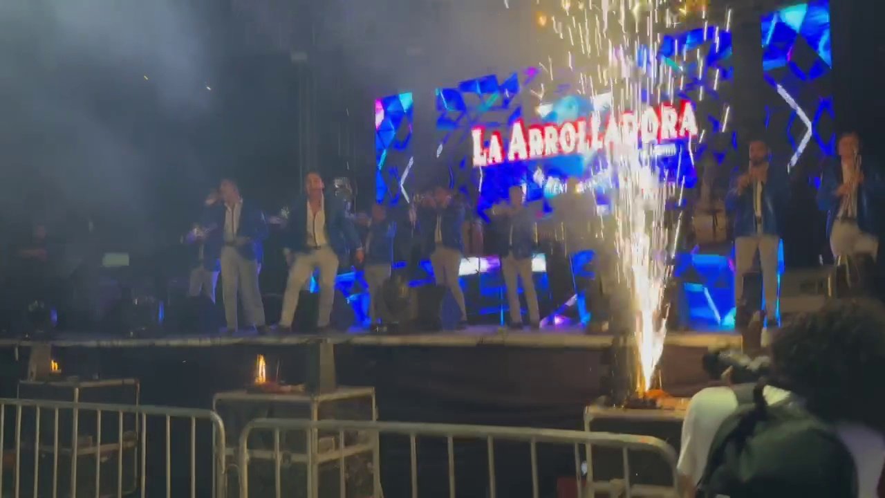 La Arrolladora Banda en vivo con pirotecnia